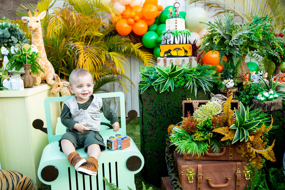 Aniversário Safari Baby: José Miguel sentado no carrinho da decoração.