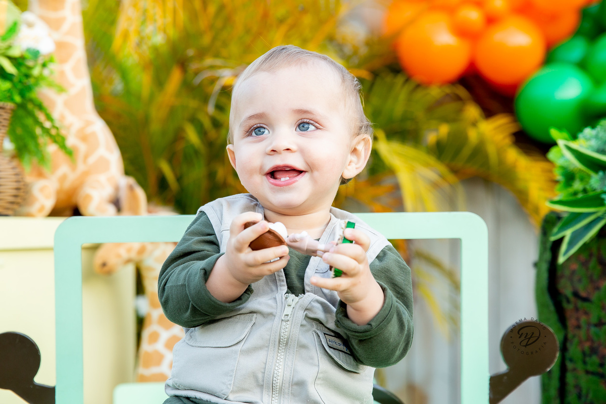 Aniversário Safari Baby: José Miguel brincando com o personalizado da decoração.