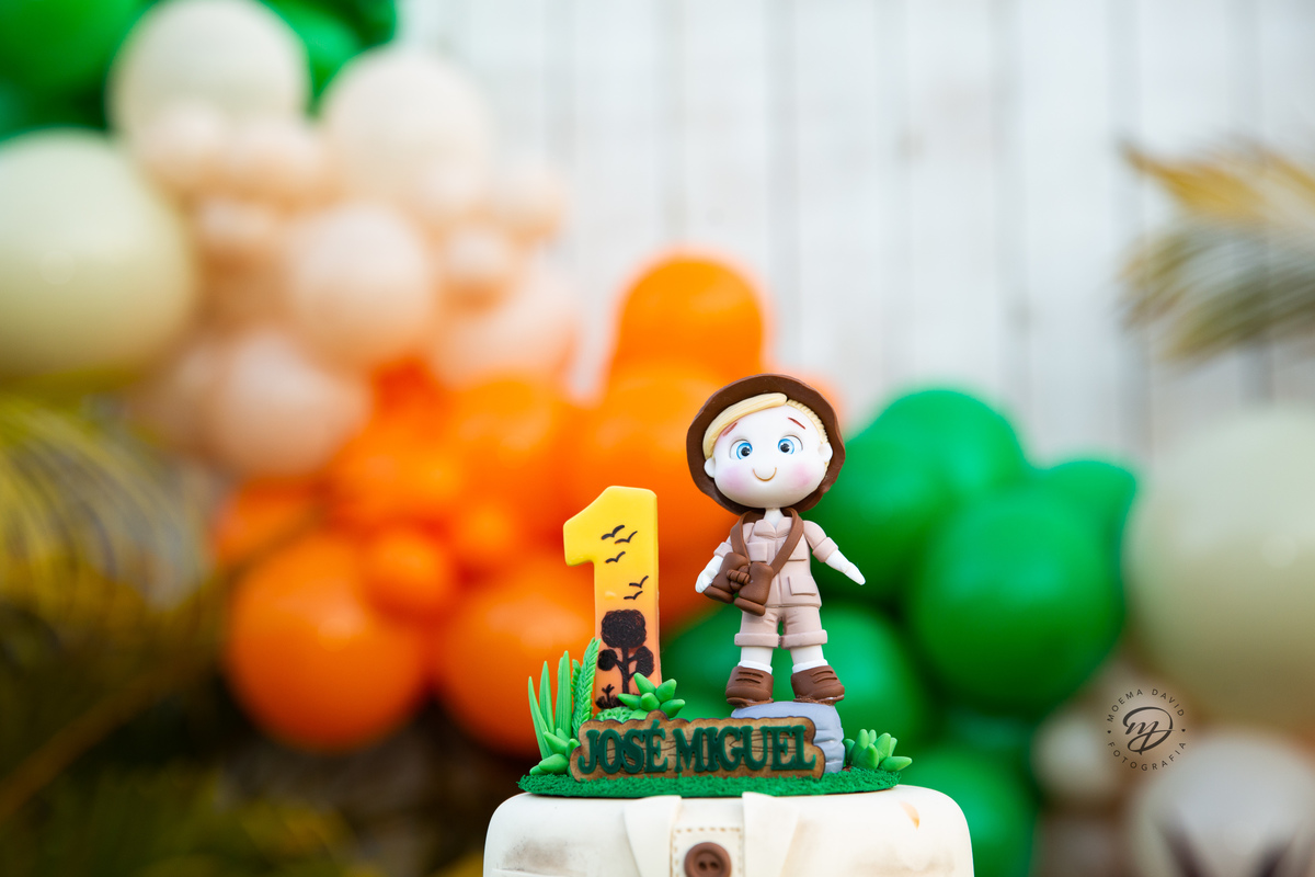Aniversário Safari Baby: topo de bolo personalizado com número 1 e explorador.
