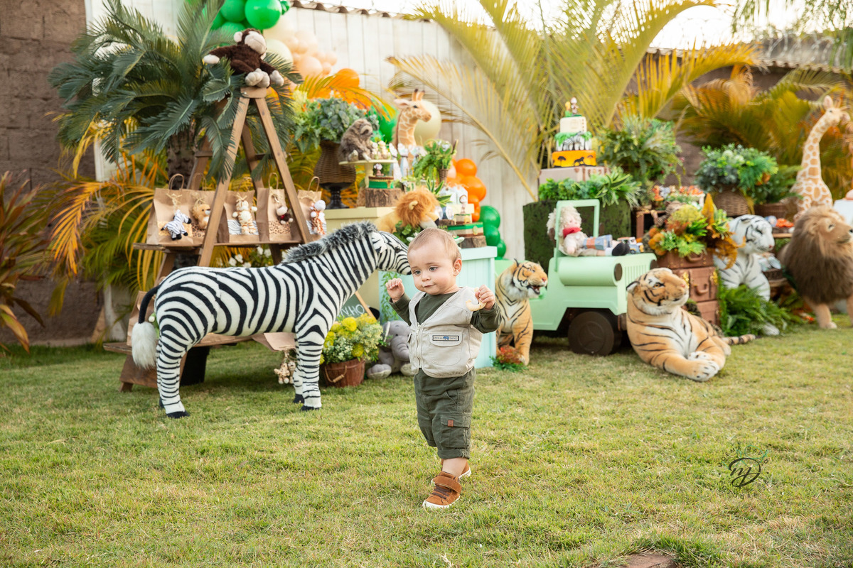 Aniversário Safari Baby: José Miguel andando pelo jardim.
