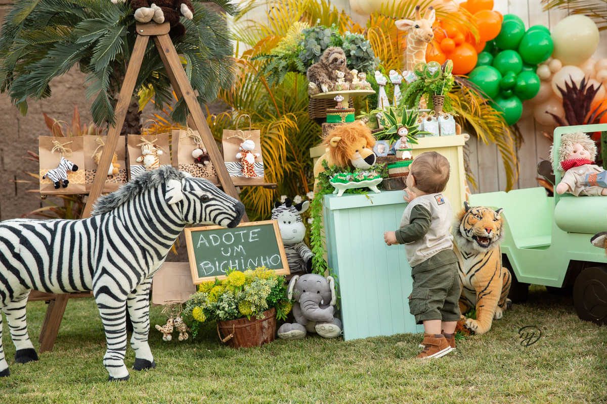 Aniversário Safari Baby: José Miguel brincando com os personalizados dessa decoração encantadora.