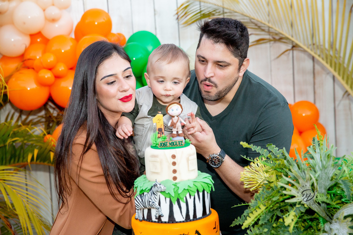 Aniversário Safari Baby: Pais e José Miguel soprando a vela do bolo na hora dos parabéns.