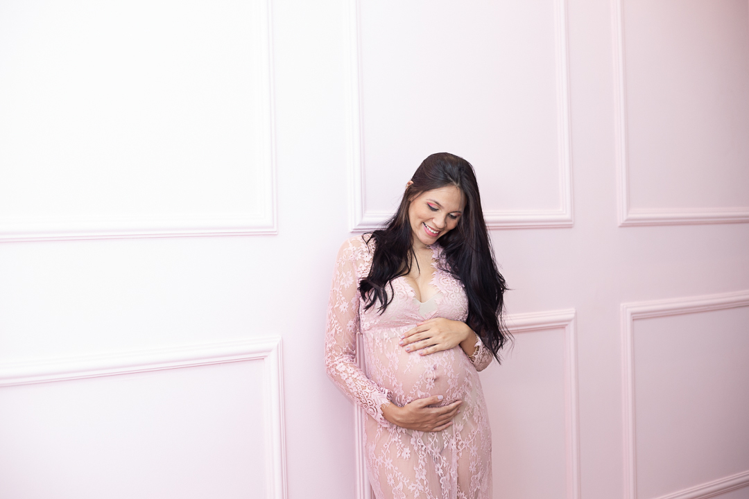 Ensaio Gestante grávida encostada em parede boiserie em pé