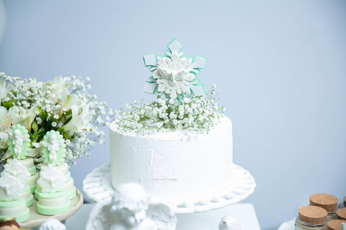 bolo batismo lindo branco com flores