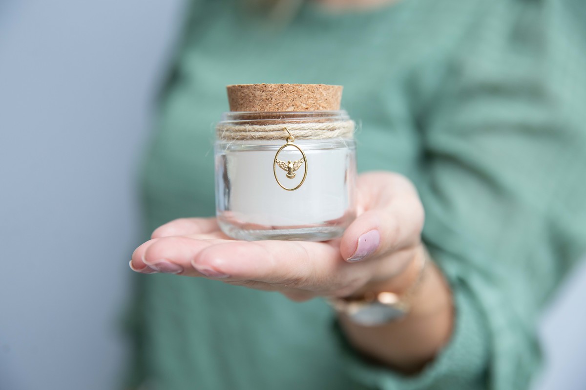 vela feita pela mae na mão perfumada lembrança