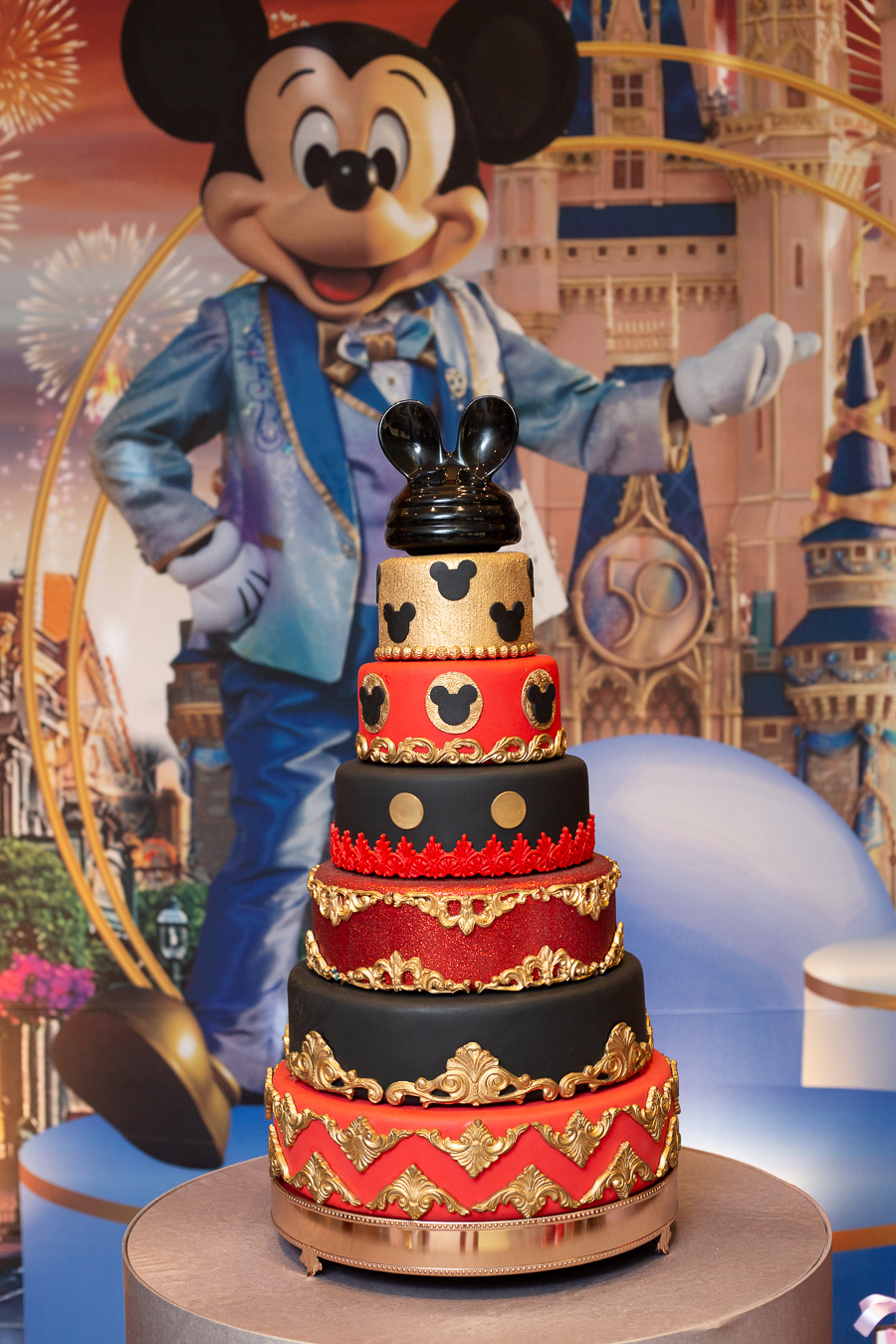 Bolo do Mickey vermelho com preto e dourado - festa de aniversário tema da  
 Disney