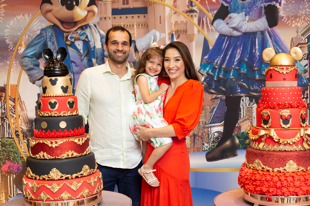 Mãe e pai com sua filha - festa de aniversário tema da Disney