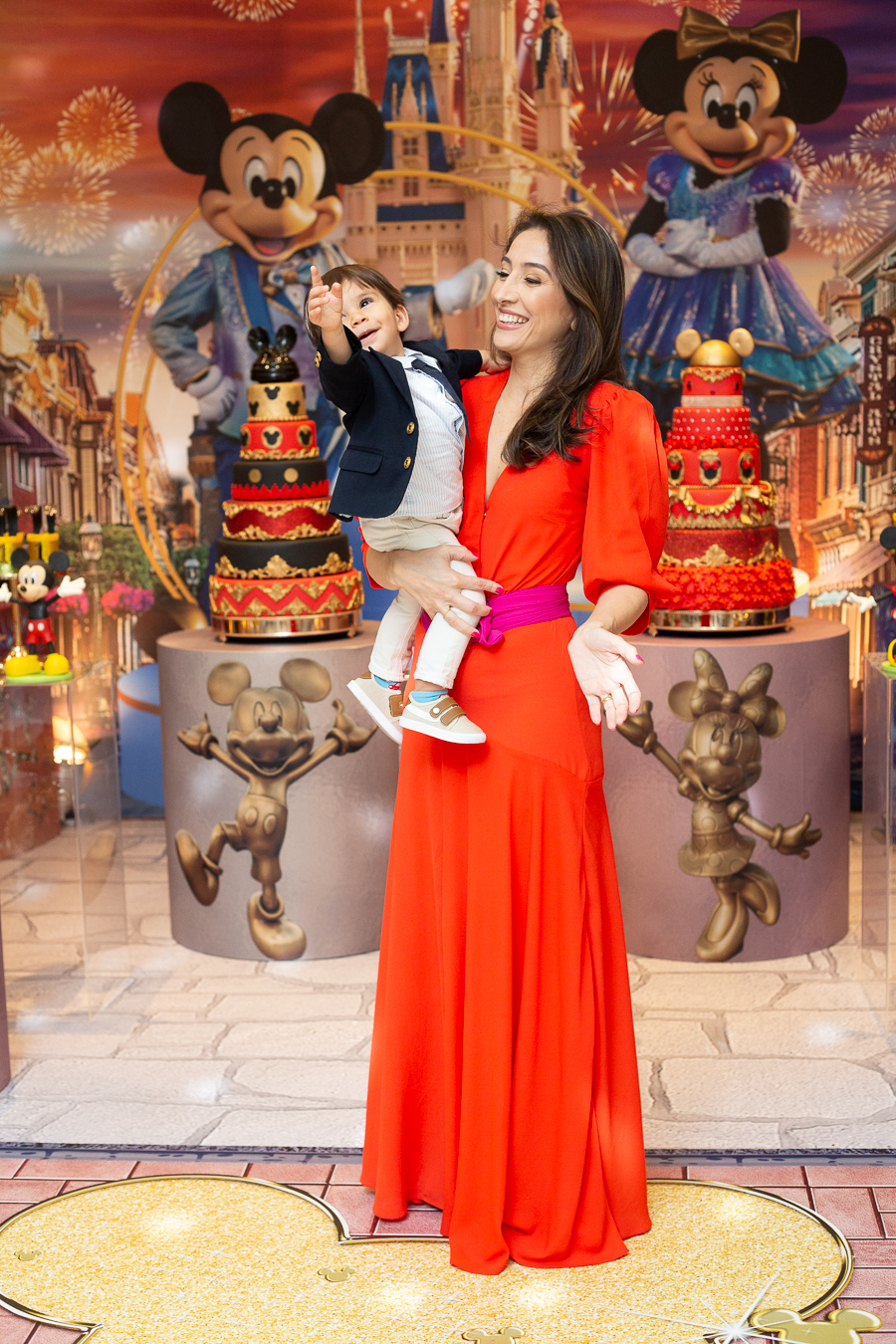 Mãe e filho - festa de aniversário tema da Disney