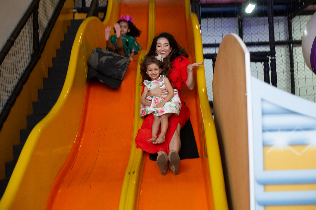 Mãe e filha se divertindo - festa de aniversário tema da Disney