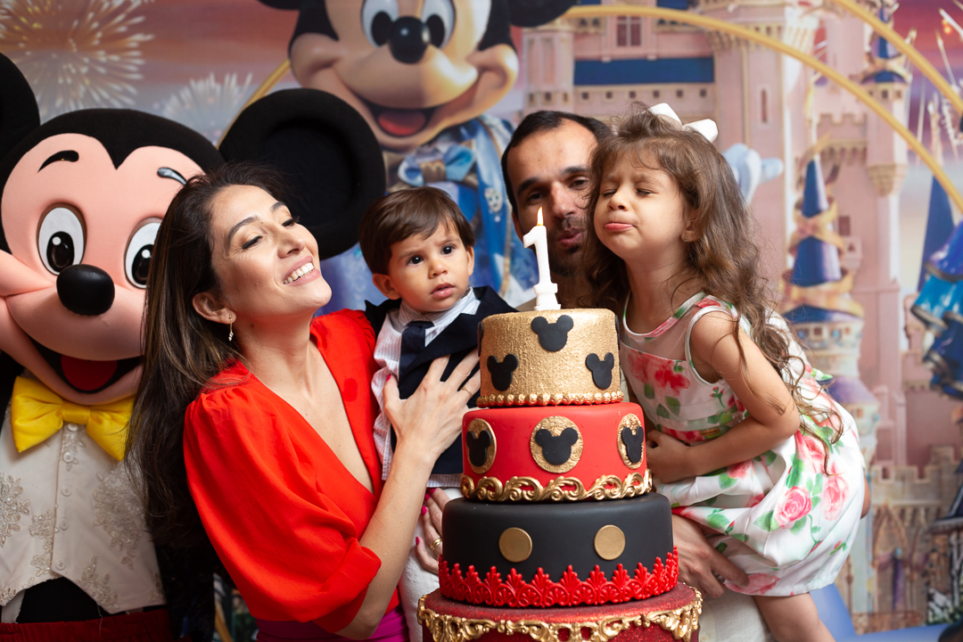 Momento da hora do parabéns - festa de aniversário tema da Disney