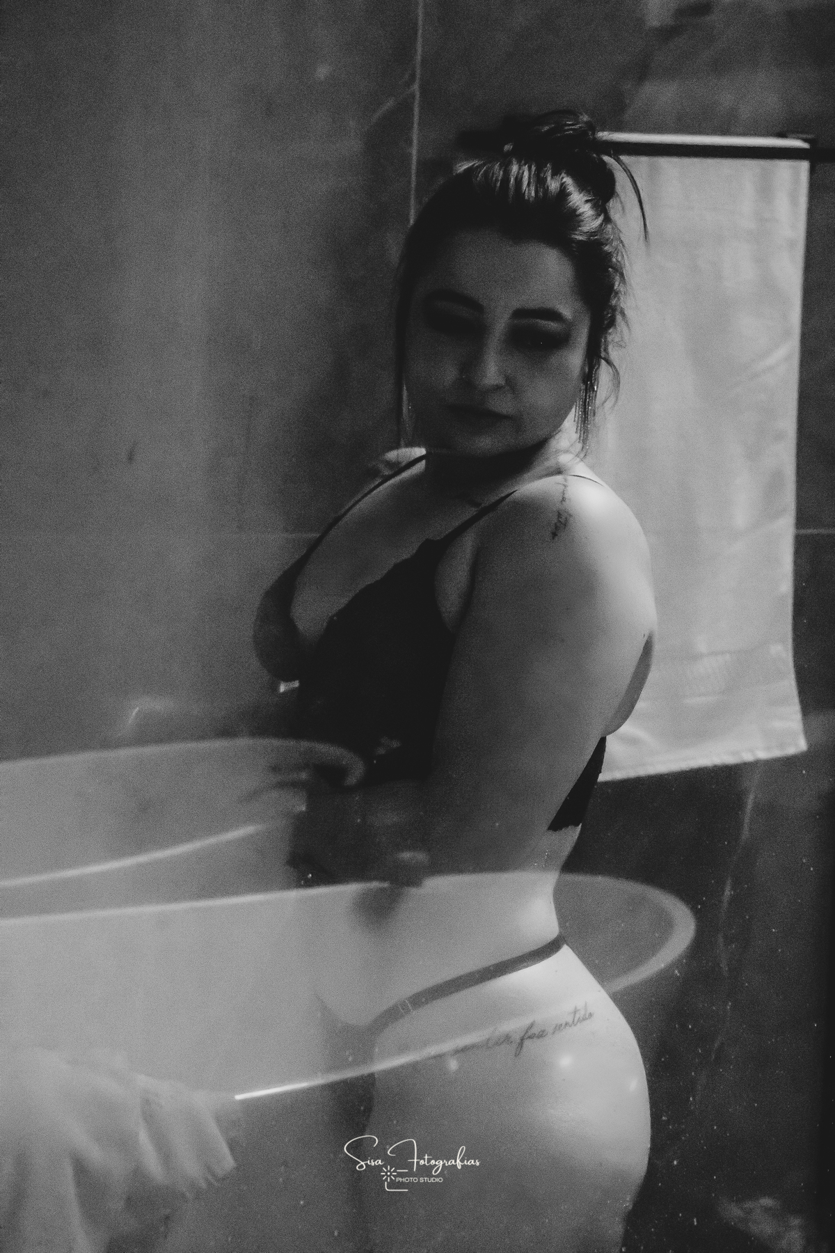 Ensaio feminino com foco na autoestima e no empoderamento, realizado por Sisa Fotografias.
