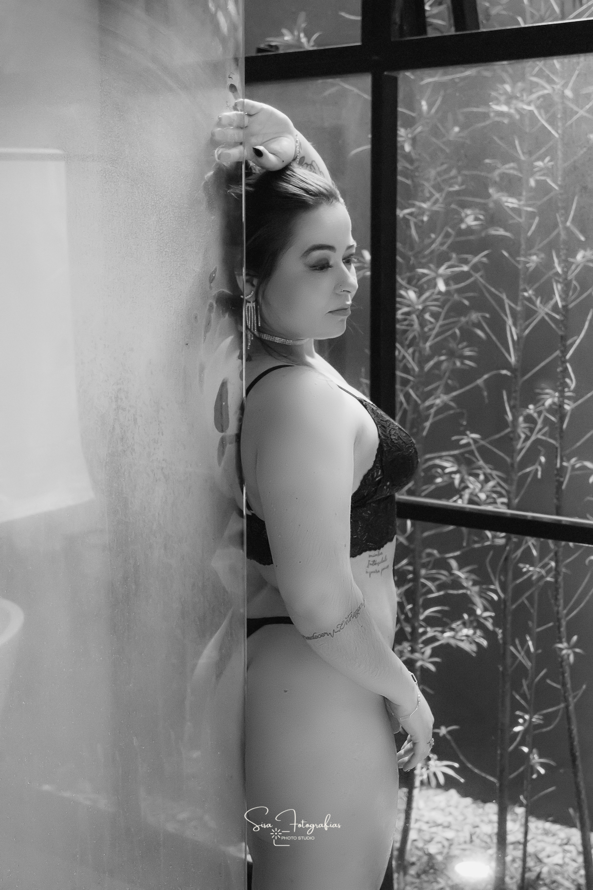 Fotografia artística de mulher real celebrando sua beleza com leveza e sensibilidade.