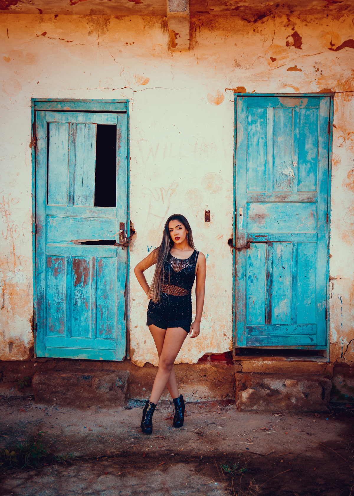 mulher fundo porta azul - - ensaio externo