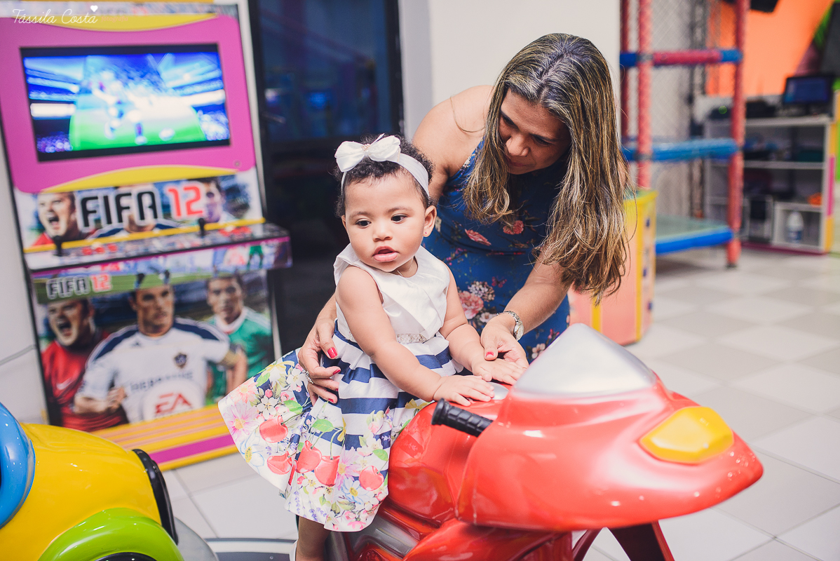 festa que toda mãe sonha, aniversário de 1 ano da filha Laís, no cerimonial Zueira Festas, na Praia da Costa, Tássila Costa fotografia, decoração de Muita Farra, promoção de fotos de aniversár