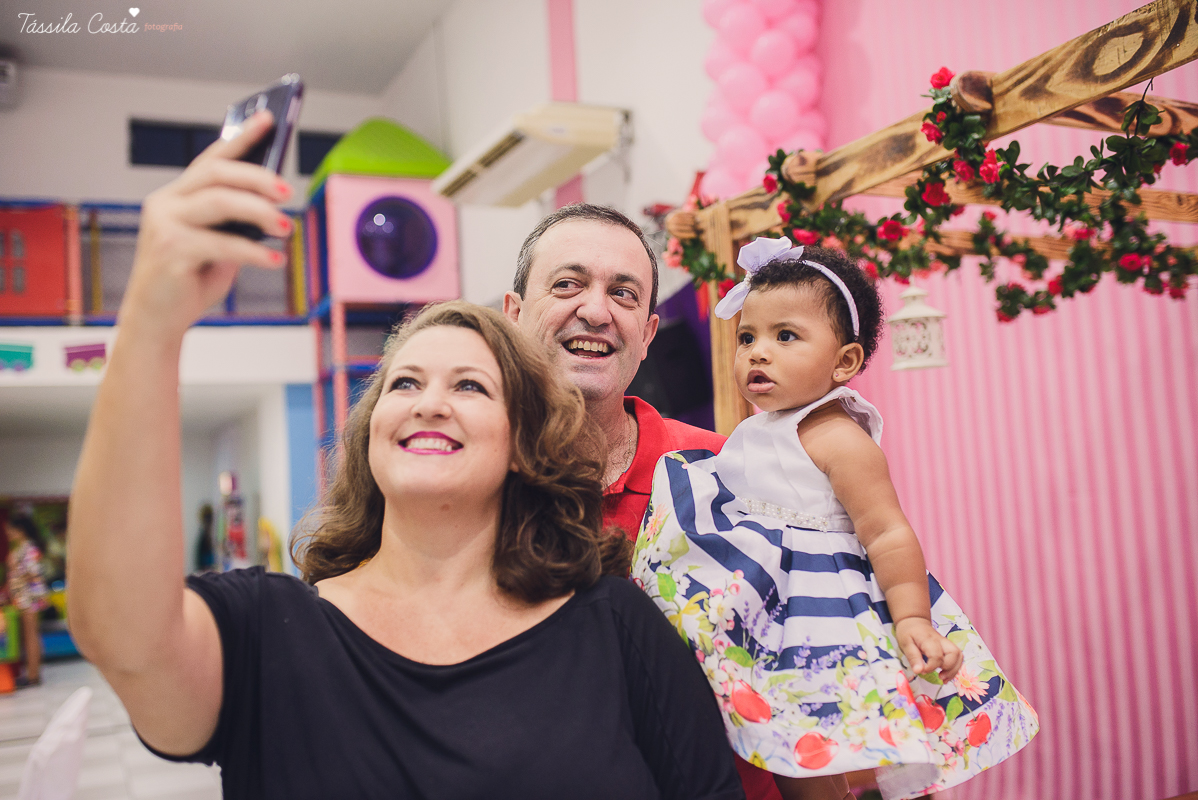 festa que toda mãe sonha, aniversário de 1 ano da filha Laís, no cerimonial Zueira Festas, na Praia da Costa, Tássila Costa fotografia, decoração de Muita Farra, promoção de fotos de aniversár
