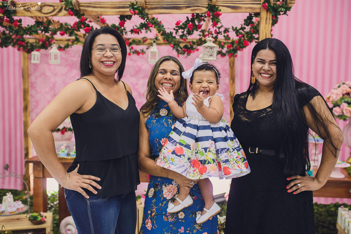 festa que toda mãe sonha, aniversário de 1 ano da filha Laís, no cerimonial Zueira Festas, na Praia da Costa, Tássila Costa fotografia, decoração de Muita Farra, promoção de fotos de aniversár