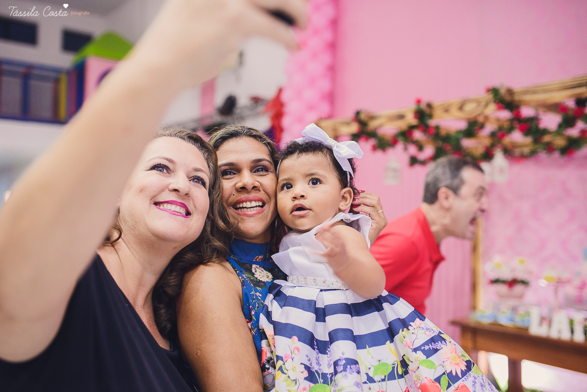 festa que toda mãe sonha, aniversário de 1 ano da filha Laís, no cerimonial Zueira Festas, na Praia da Costa, Tássila Costa fotografia, decoração de Muita Farra, promoção de fotos de aniversár