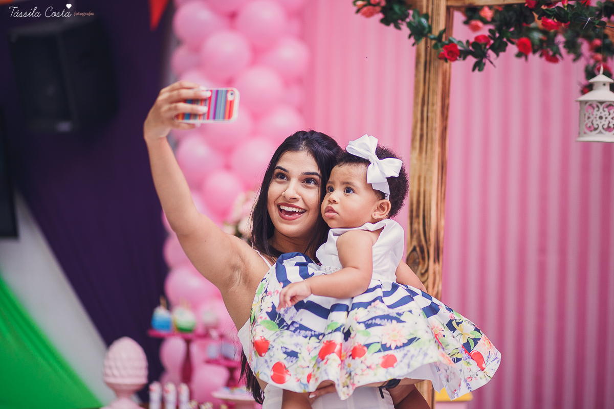 festa que toda mãe sonha, aniversário de 1 ano da filha Laís, no cerimonial Zueira Festas, na Praia da Costa, Tássila Costa fotografia, decoração de Muita Farra, promoção de fotos de aniversár