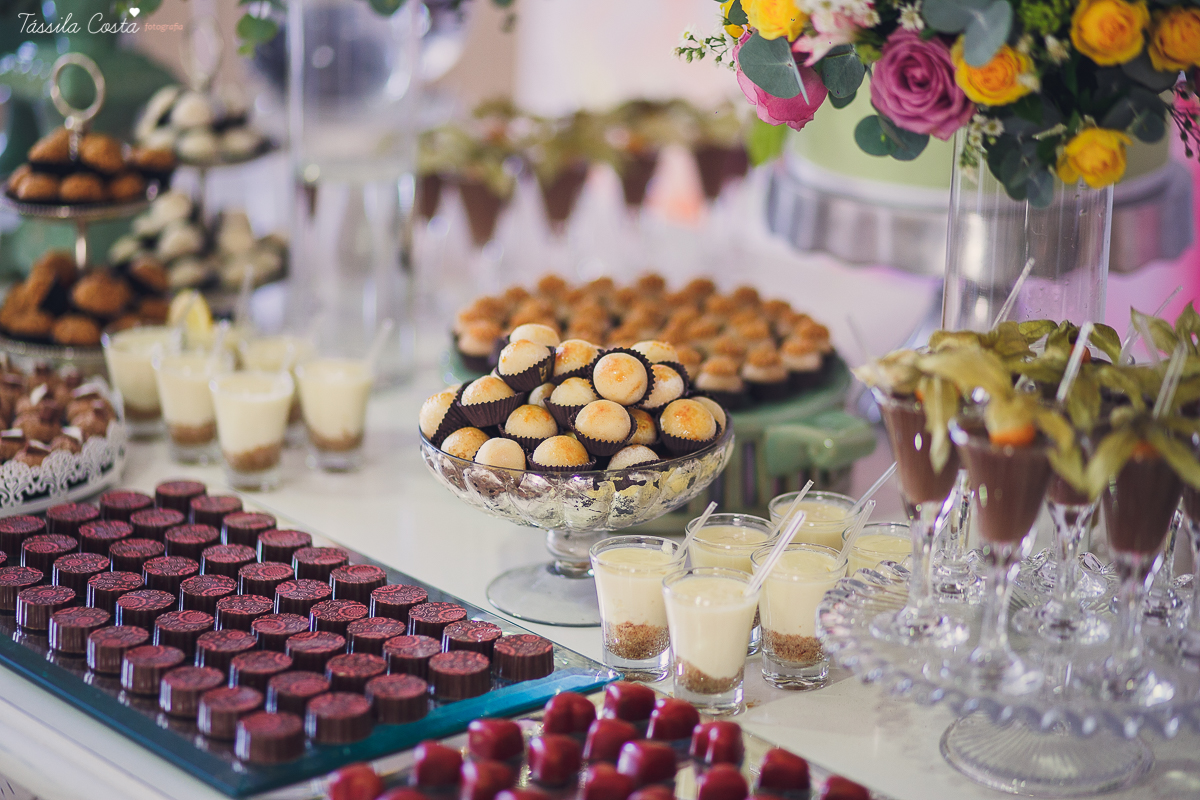 festa de casamento civil externo, o juíz de pais foi no local, na Praia da Costa, Vila Velha, noivos apaixonados, após 10 anos de namoro se casaram, decoração de Melina Pitanga
