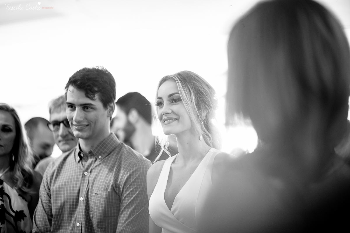 festa de casamento civil externo, o juíz de pais foi no local, na Praia da Costa, Vila Velha, noivos apaixonados, após 10 anos de namoro se casaram, decoração de Melina Pitanga