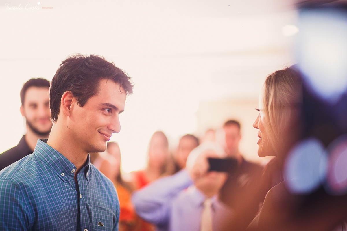 festa de casamento civil externo, o juíz de pais foi no local, na Praia da Costa, Vila Velha, noivos apaixonados, após 10 anos de namoro se casaram, decoração de Melina Pitanga