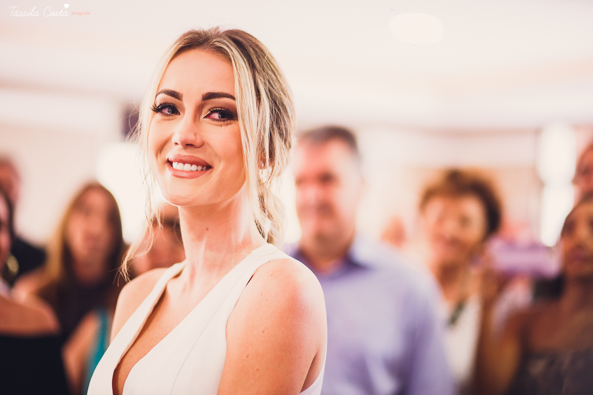 festa de casamento civil externo, o juíz de pais foi no local, na Praia da Costa, Vila Velha, noivos apaixonados, após 10 anos de namoro se casaram, decoração de Melina Pitanga