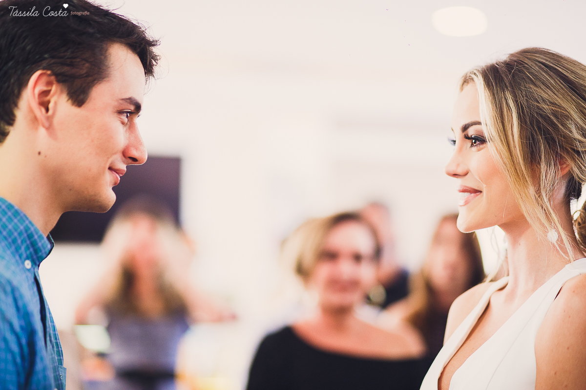 festa de casamento civil externo, o juíz de pais foi no local, na Praia da Costa, Vila Velha, noivos apaixonados, após 10 anos de namoro se casaram, decoração de Melina Pitanga