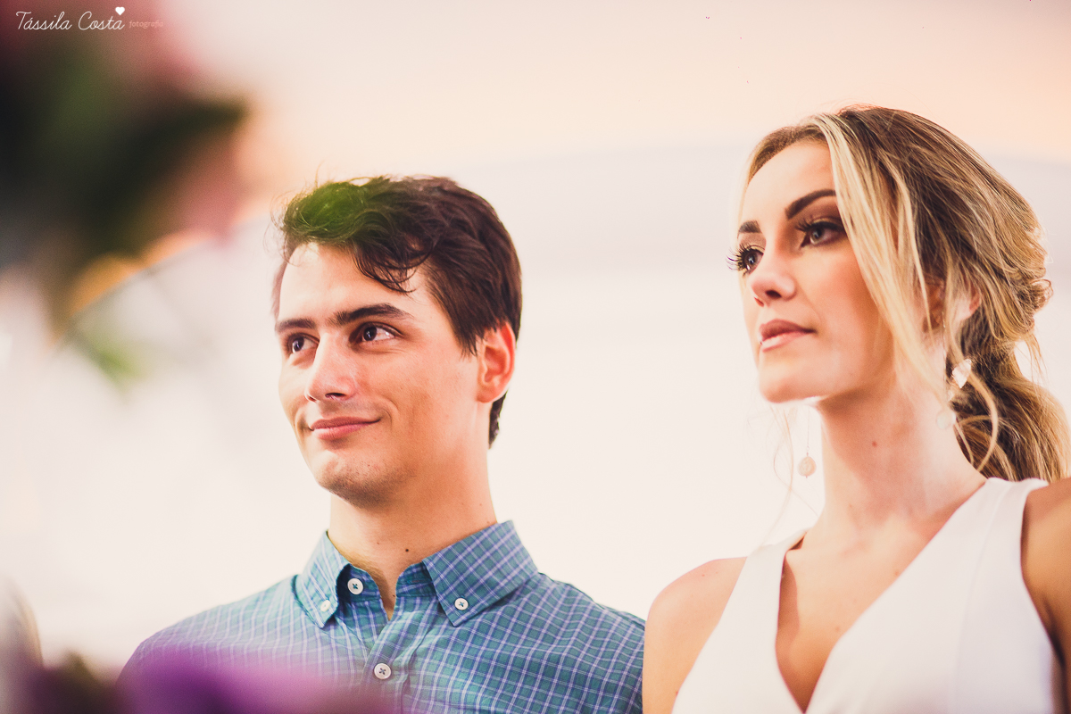 festa de casamento civil externo, o juíz de pais foi no local, na Praia da Costa, Vila Velha, noivos apaixonados, após 10 anos de namoro se casaram, decoração de Melina Pitanga