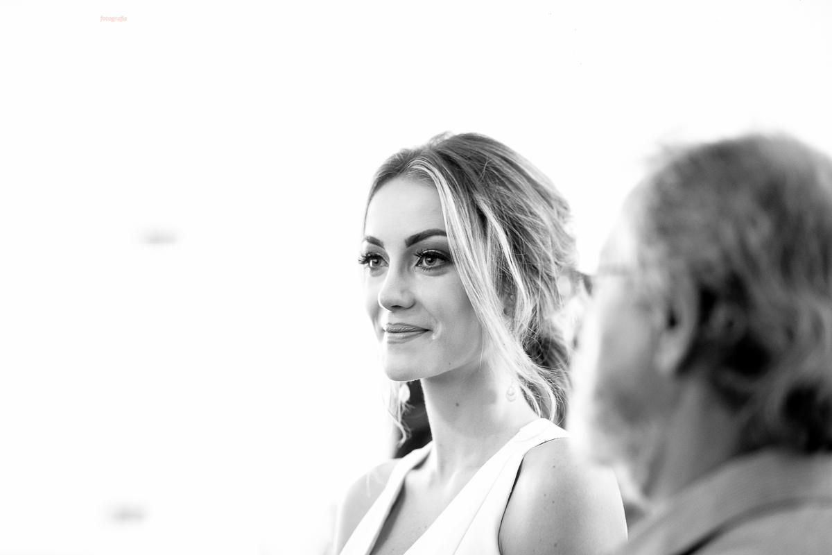 festa de casamento civil externo, o juíz de pais foi no local, na Praia da Costa, Vila Velha, noivos apaixonados, após 10 anos de namoro se casaram, decoração de Melina Pitanga