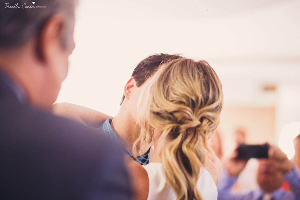 festa de casamento civil externo, o juíz de pais foi no local, na Praia da Costa, Vila Velha, noivos apaixonados, após 10 anos de namoro se casaram, decoração de Melina Pitanga