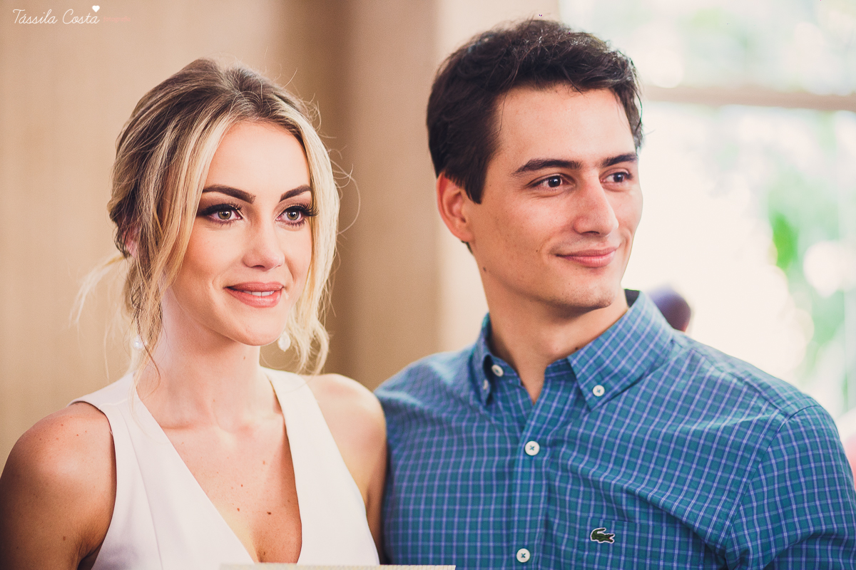 festa de casamento civil externo, o juíz de pais foi no local, na Praia da Costa, Vila Velha, noivos apaixonados, após 10 anos de namoro se casaram, decoração de Melina Pitanga