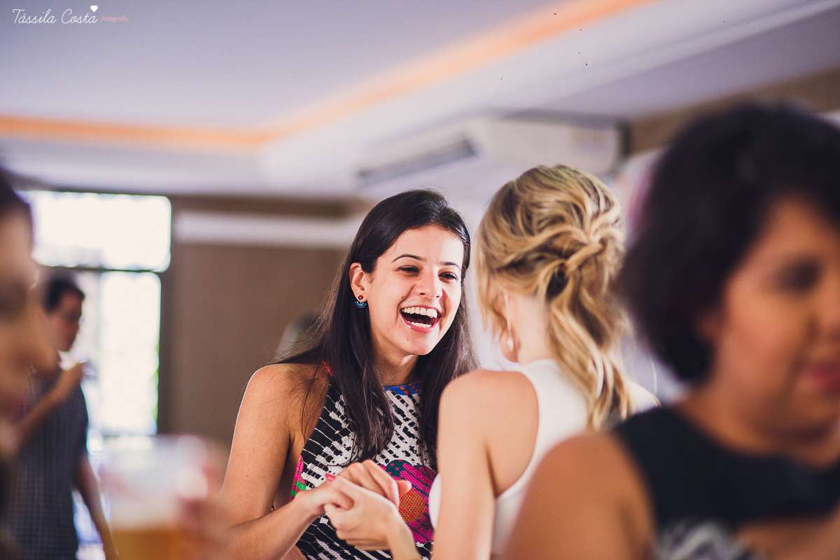 festa de casamento civil externo, o juíz de pais foi no local, na Praia da Costa, Vila Velha, noivos apaixonados, após 10 anos de namoro se casaram, decoração de Melina Pitanga