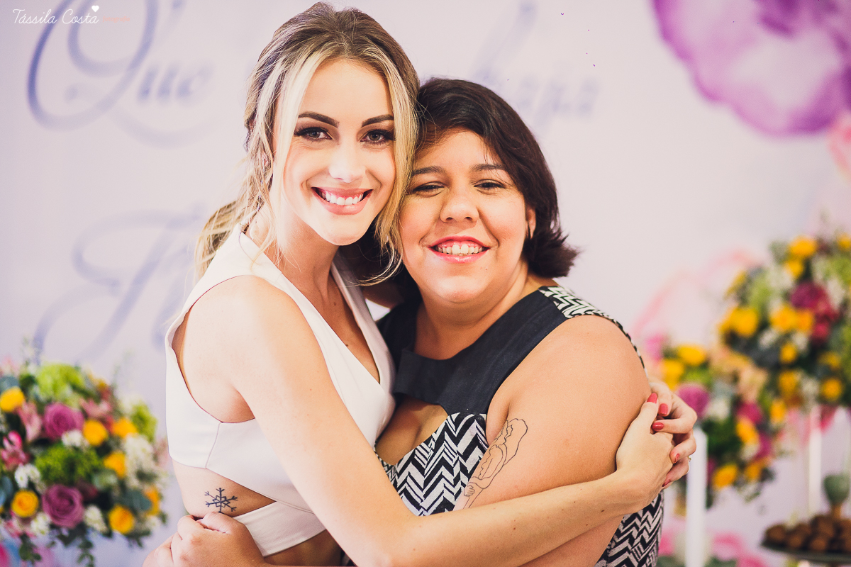 festa de casamento civil externo, o juíz de pais foi no local, na Praia da Costa, Vila Velha, noivos apaixonados, após 10 anos de namoro se casaram, decoração de Melina Pitanga