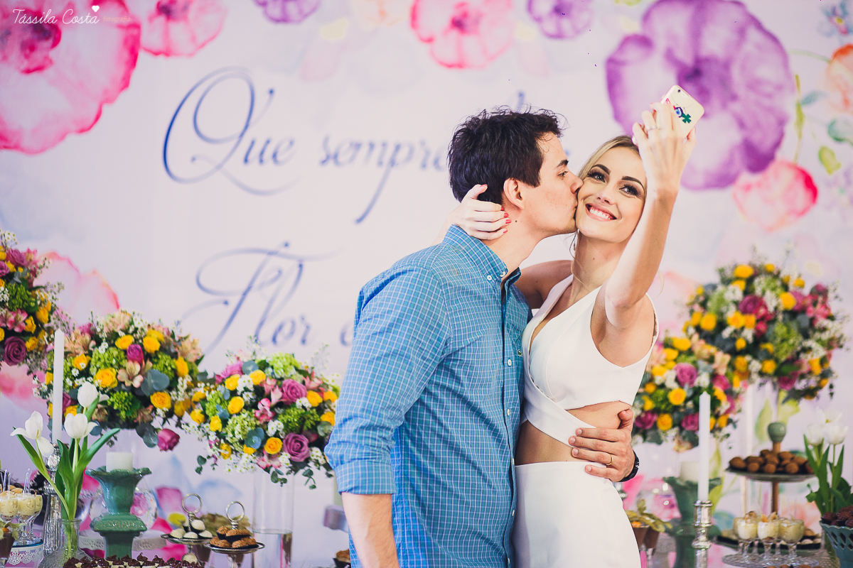 festa de casamento civil externo, o juíz de pais foi no local, na Praia da Costa, Vila Velha, noivos apaixonados, após 10 anos de namoro se casaram, decoração de Melina Pitanga