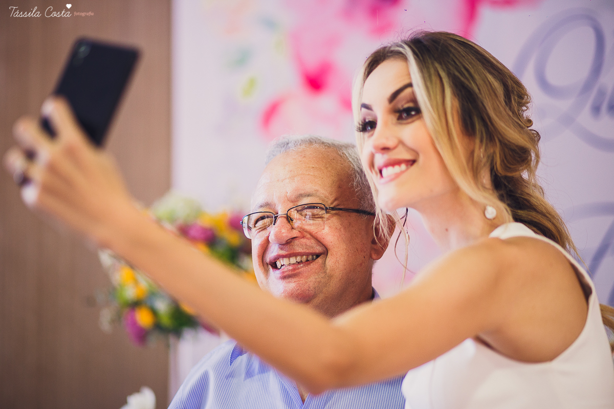 festa de casamento civil externo, o juíz de pais foi no local, na Praia da Costa, Vila Velha, noivos apaixonados, após 10 anos de namoro se casaram, decoração de Melina Pitanga