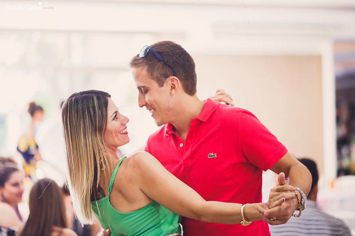 festa de casamento civil externo, o juíz de pais foi no local, na Praia da Costa, Vila Velha, noivos apaixonados, após 10 anos de namoro se casaram, decoração de Melina Pitanga