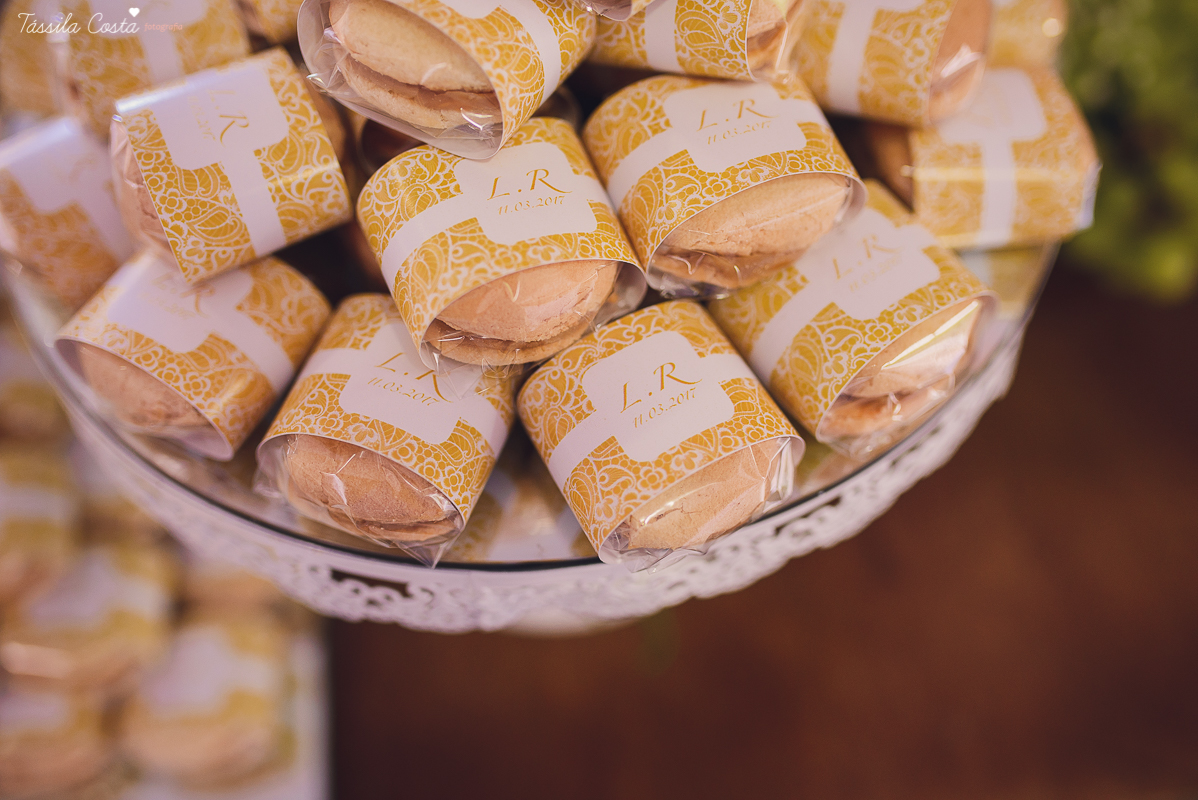 festa de casamento civil externo, o juíz de pais foi no local, na Praia da Costa, Vila Velha, noivos apaixonados, após 10 anos de namoro se casaram, decoração de Melina Pitanga