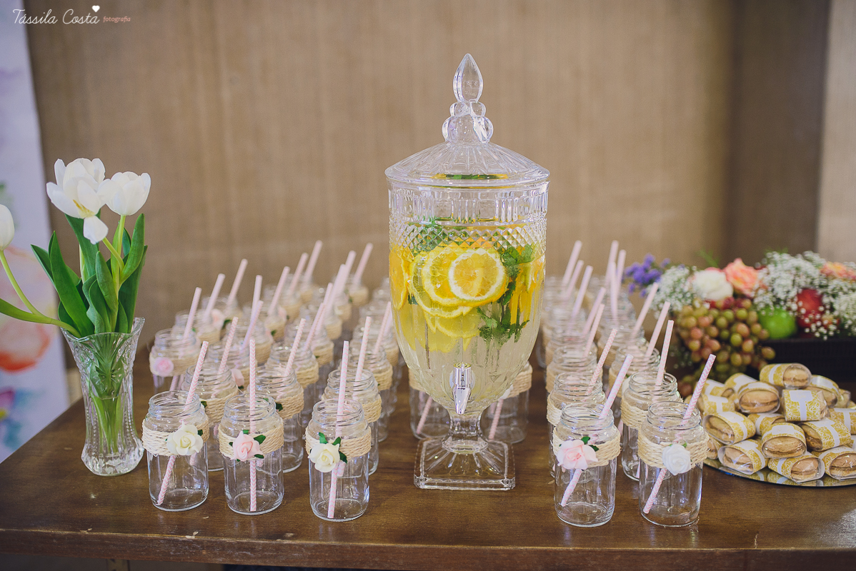 festa de casamento civil externo, o juíz de pais foi no local, na Praia da Costa, Vila Velha, noivos apaixonados, após 10 anos de namoro se casaram, decoração de Melina Pitanga
