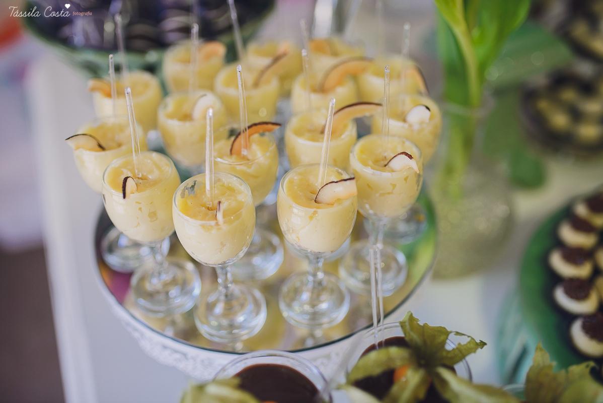 festa de casamento civil externo, o juíz de pais foi no local, na Praia da Costa, Vila Velha, noivos apaixonados, após 10 anos de namoro se casaram, decoração de Melina Pitanga