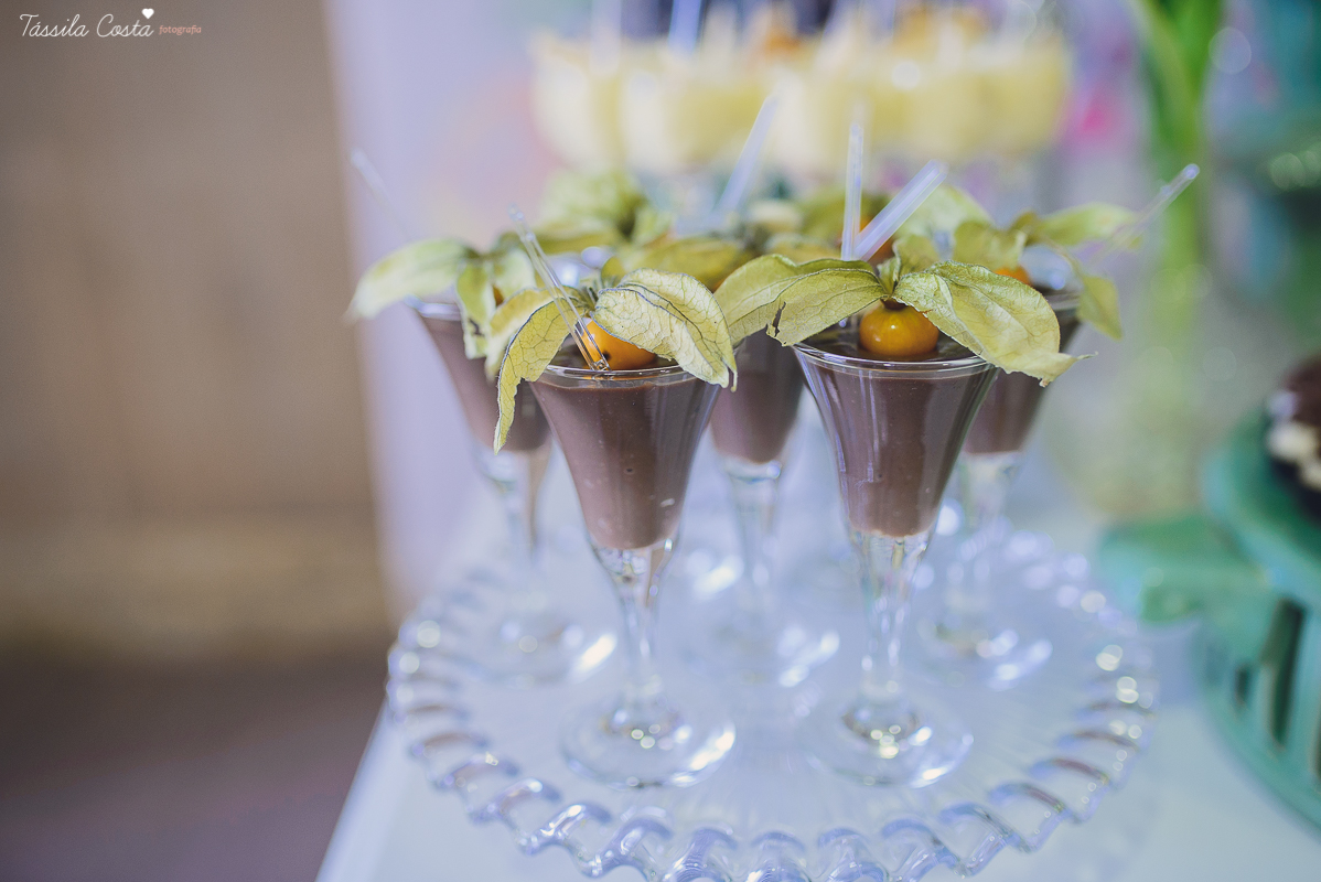 festa de casamento civil externo, o juíz de pais foi no local, na Praia da Costa, Vila Velha, noivos apaixonados, após 10 anos de namoro se casaram, decoração de Melina Pitanga