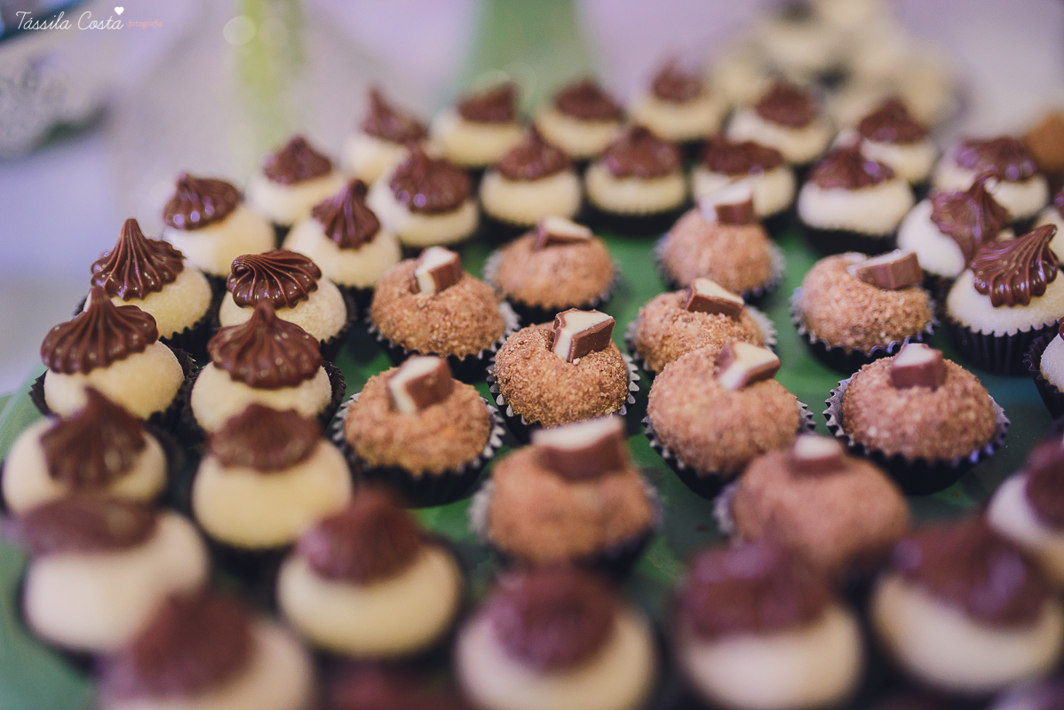 festa de casamento civil externo, o juíz de pais foi no local, na Praia da Costa, Vila Velha, noivos apaixonados, após 10 anos de namoro se casaram, decoração de Melina Pitanga