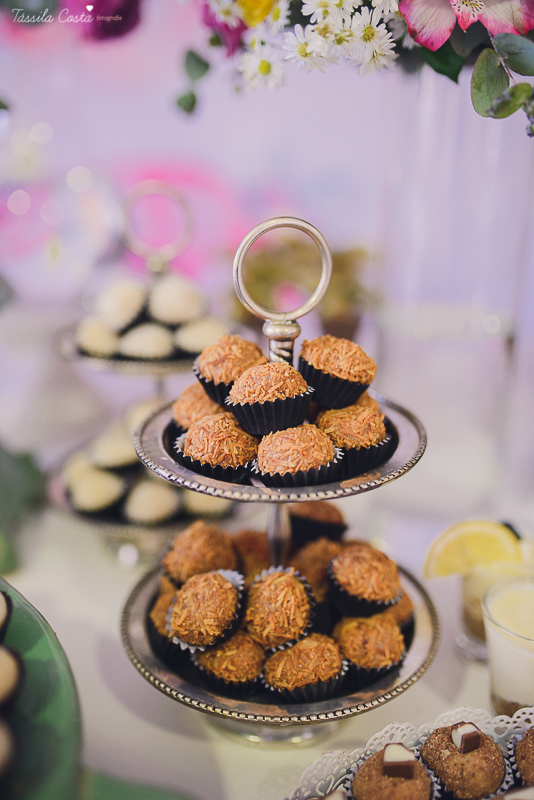 festa de casamento civil externo, o juíz de pais foi no local, na Praia da Costa, Vila Velha, noivos apaixonados, após 10 anos de namoro se casaram, decoração de Melina Pitanga