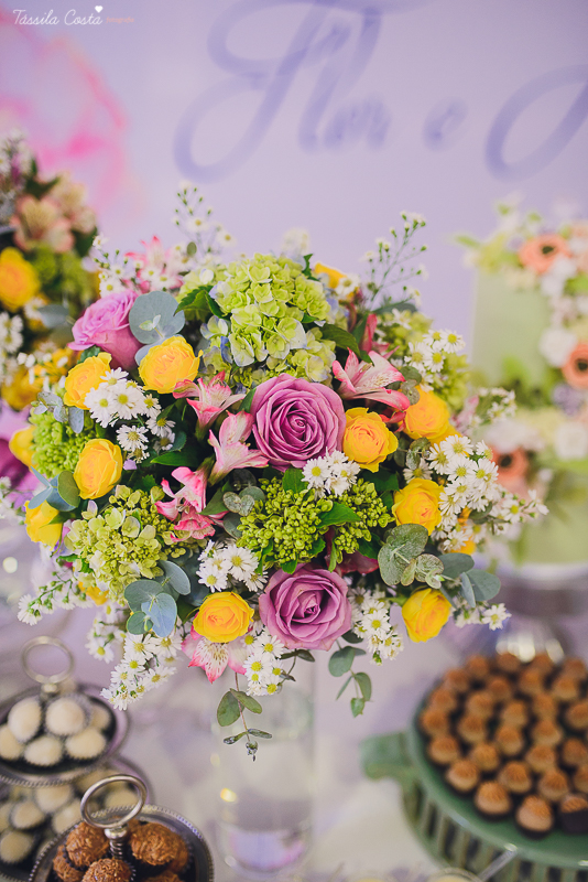 festa de casamento civil externo, o juíz de pais foi no local, na Praia da Costa, Vila Velha, noivos apaixonados, após 10 anos de namoro se casaram, decoração de Melina Pitanga