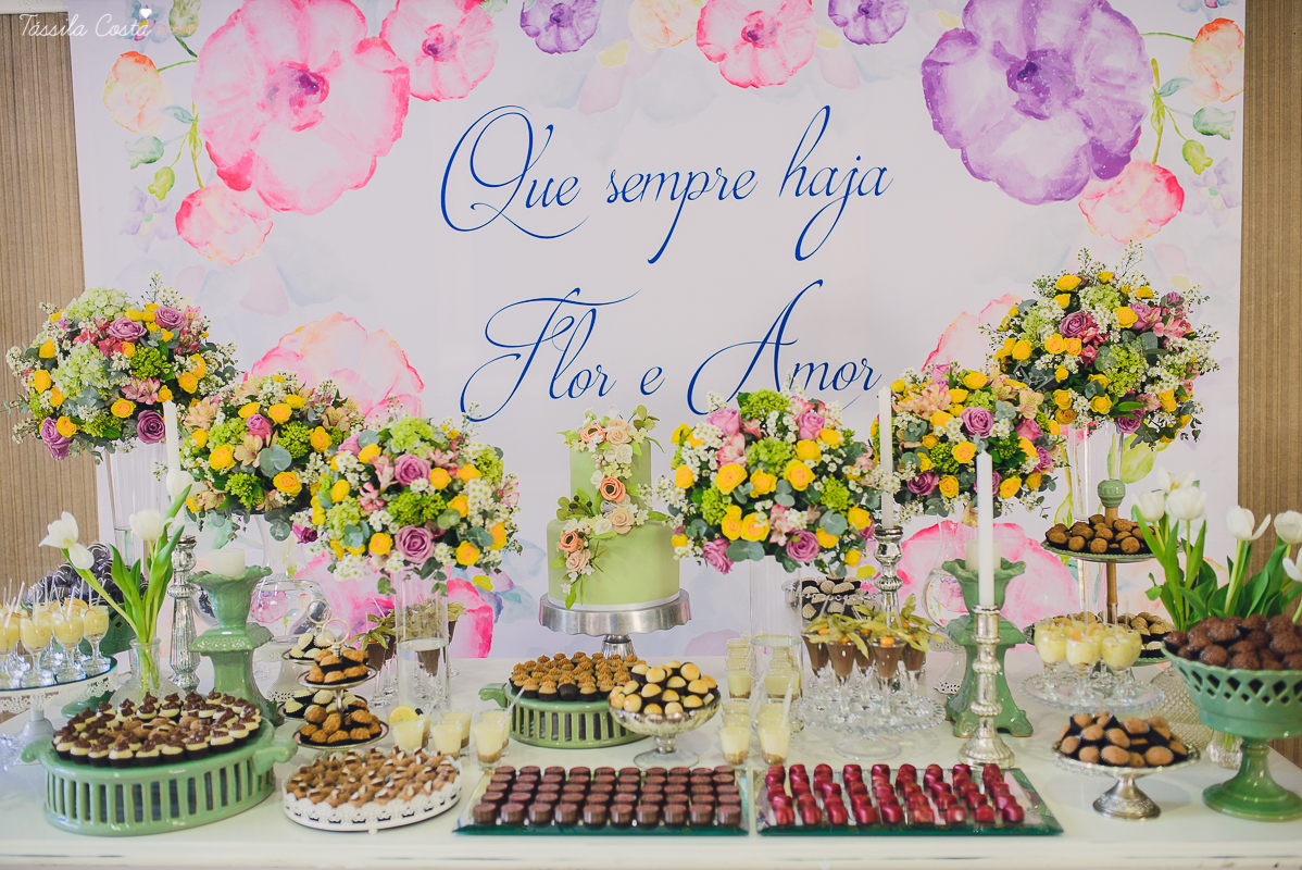 festa de casamento civil externo, o juíz de pais foi no local, na Praia da Costa, Vila Velha, noivos apaixonados, após 10 anos de namoro se casaram, decoração de Melina Pitanga