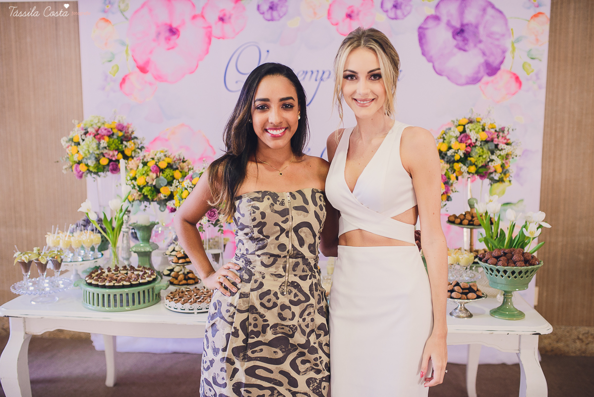 festa de casamento civil externo, o juíz de pais foi no local, na Praia da Costa, Vila Velha, noivos apaixonados, após 10 anos de namoro se casaram, decoração de Melina Pitanga