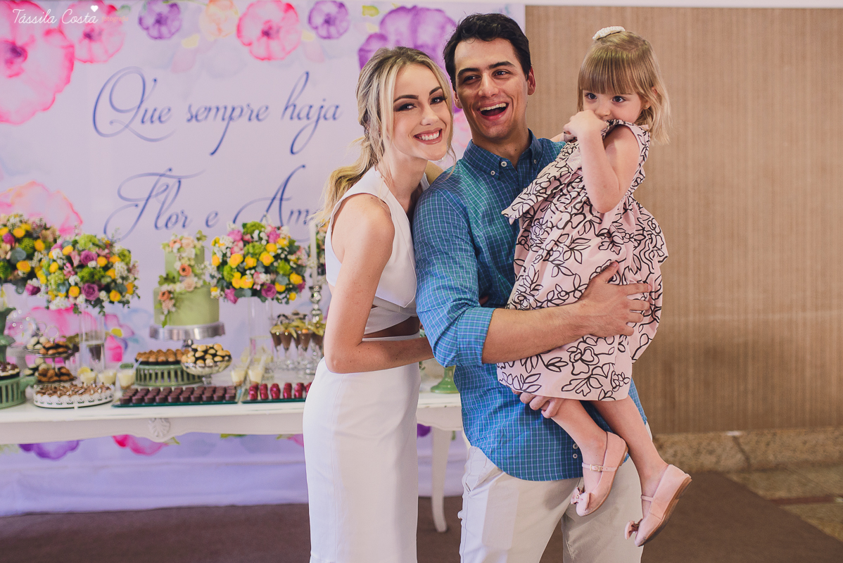 festa de casamento civil externo, o juíz de pais foi no local, na Praia da Costa, Vila Velha, noivos apaixonados, após 10 anos de namoro se casaram, decoração de Melina Pitanga