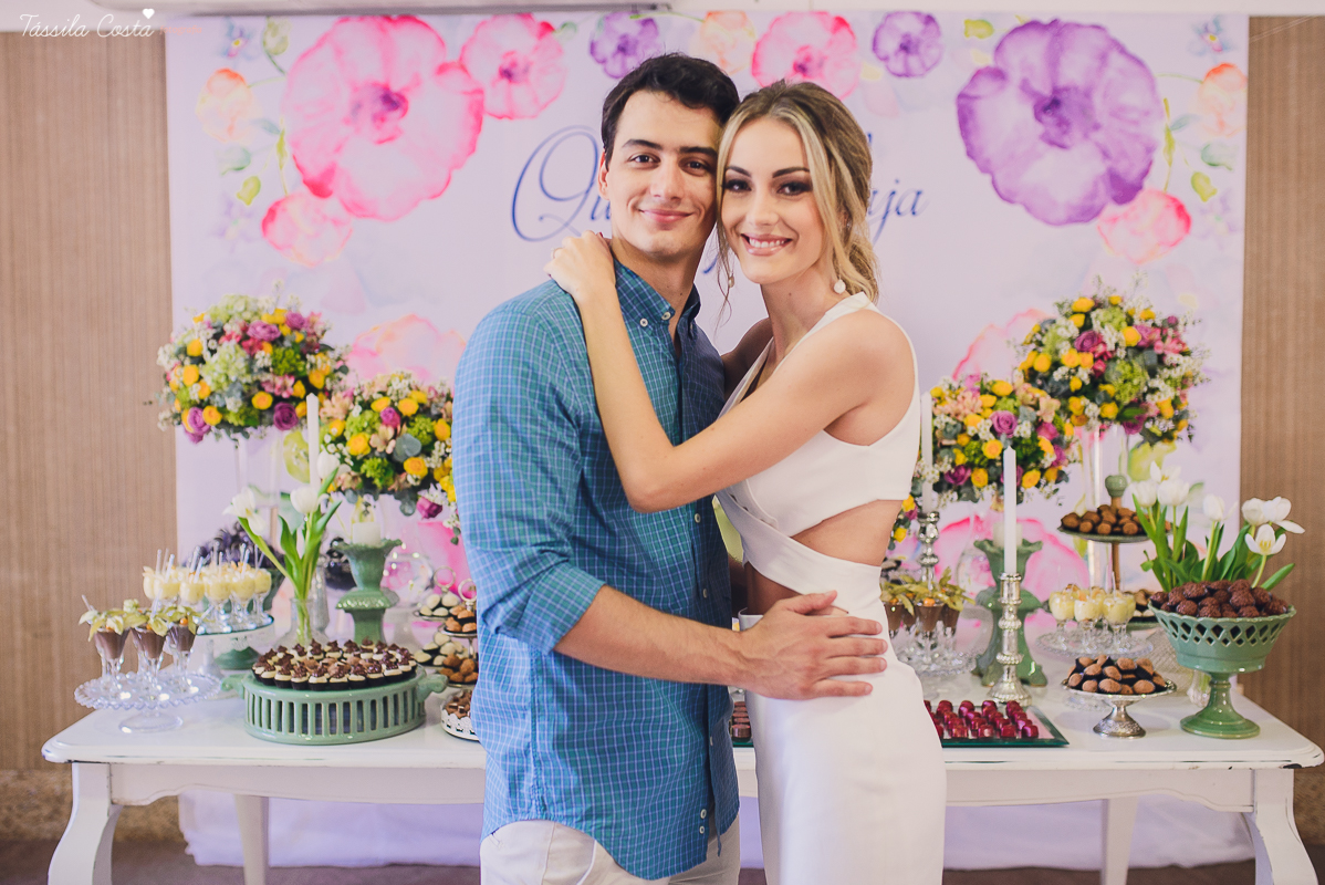 festa de casamento civil externo, o juíz de pais foi no local, na Praia da Costa, Vila Velha, noivos apaixonados, após 10 anos de namoro se casaram, decoração de Melina Pitanga