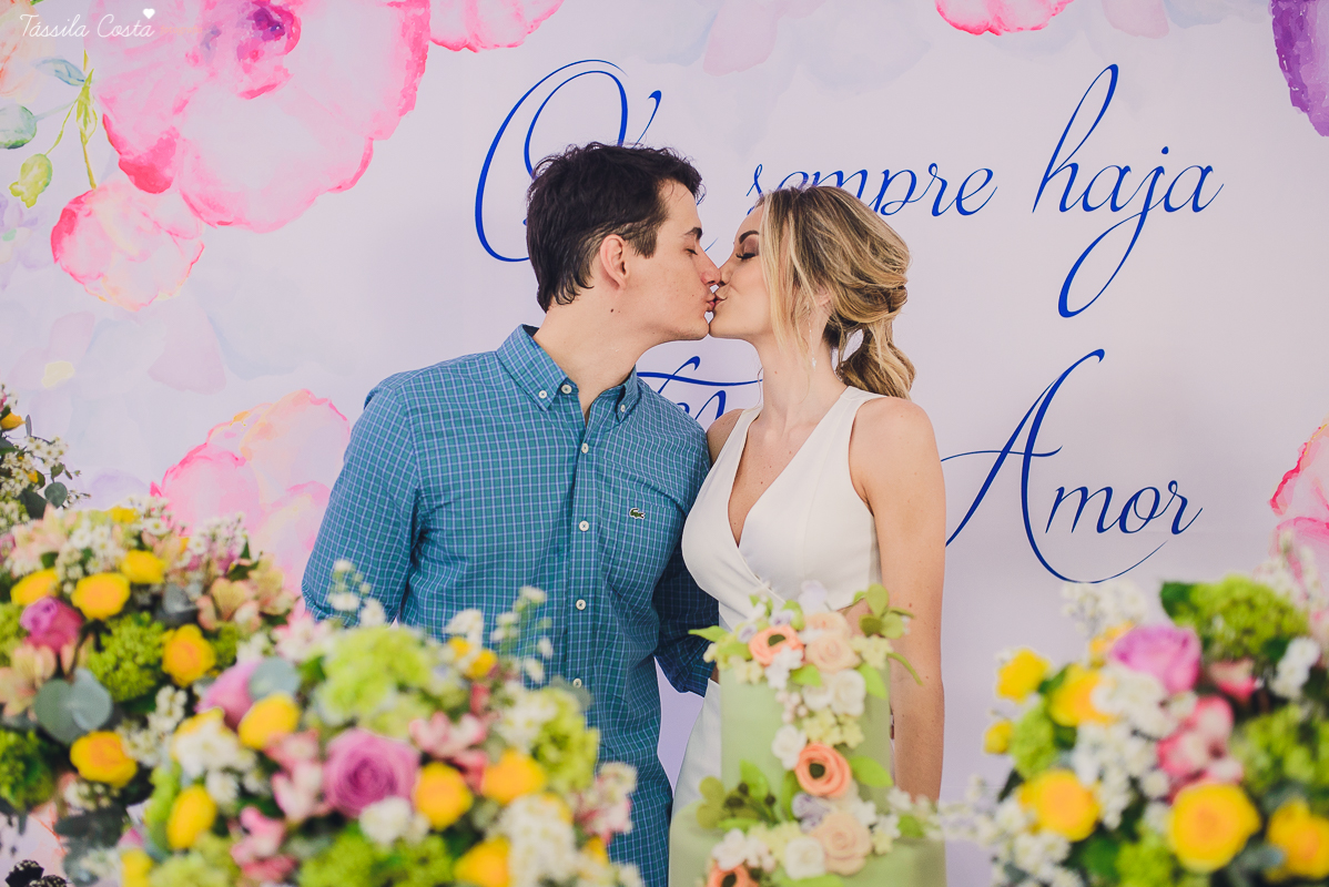 festa de casamento civil externo, o juíz de pais foi no local, na Praia da Costa, Vila Velha, noivos apaixonados, após 10 anos de namoro se casaram, decoração de Melina Pitanga