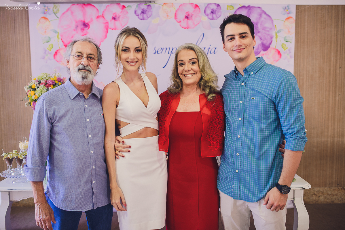 festa de casamento civil externo, o juíz de pais foi no local, na Praia da Costa, Vila Velha, noivos apaixonados, após 10 anos de namoro se casaram, decoração de Melina Pitanga