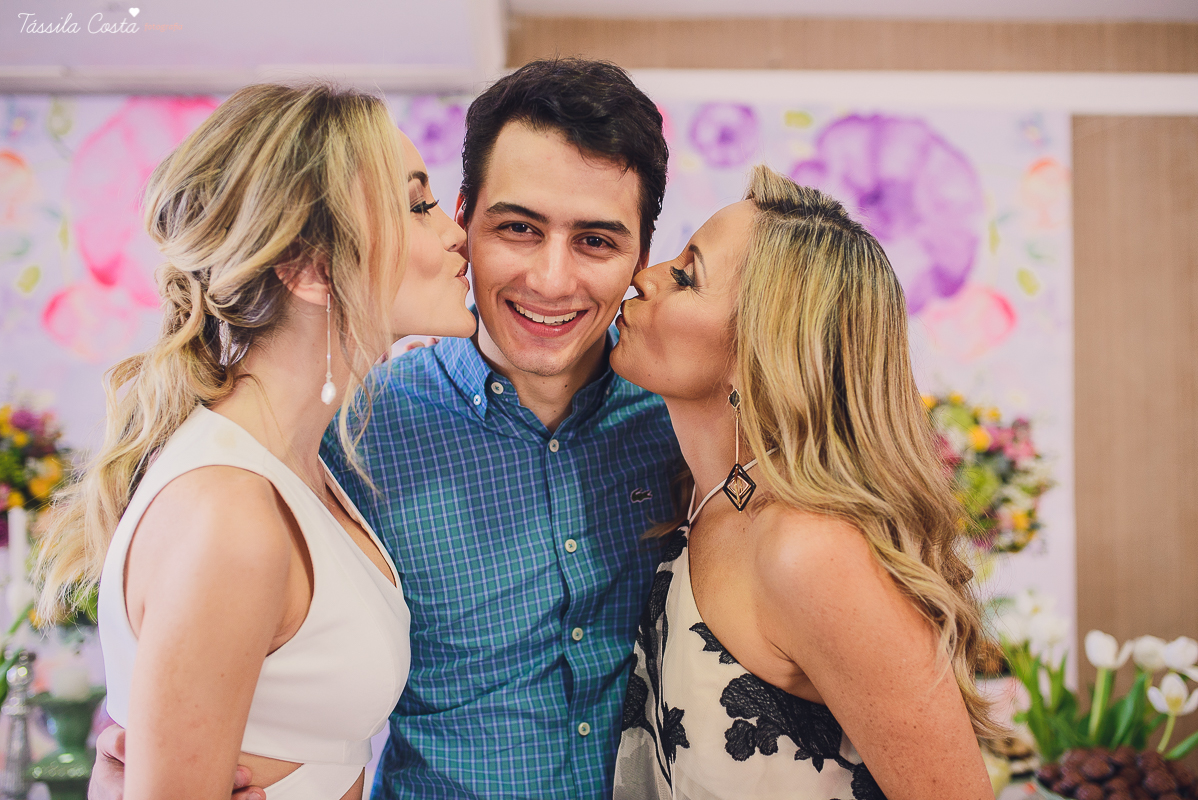 festa de casamento civil externo, o juíz de pais foi no local, na Praia da Costa, Vila Velha, noivos apaixonados, após 10 anos de namoro se casaram, decoração de Melina Pitanga